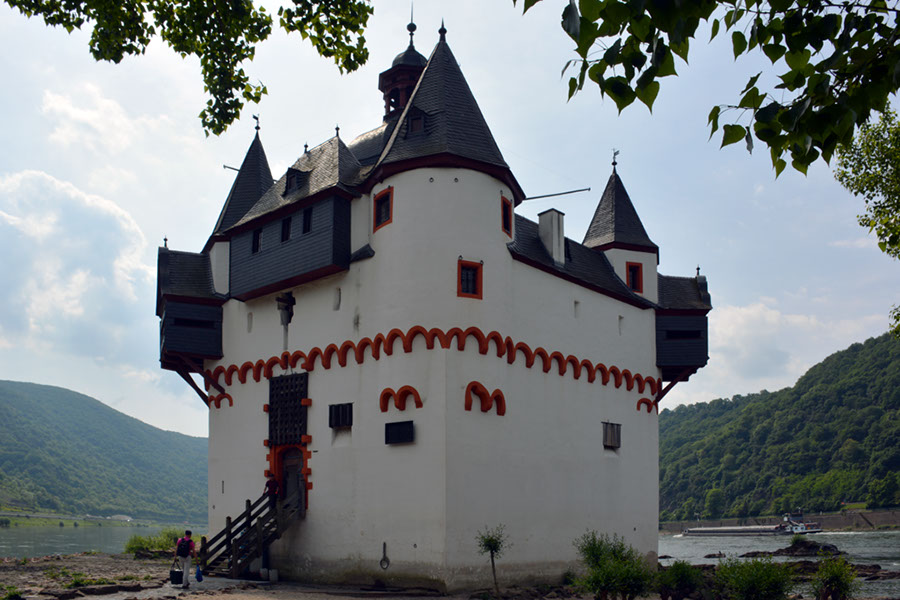 14 Pfalzgrafenstein - Blick von Nordosten mit Burgtor u. Kommandantenwohnung : DSC_0023-k