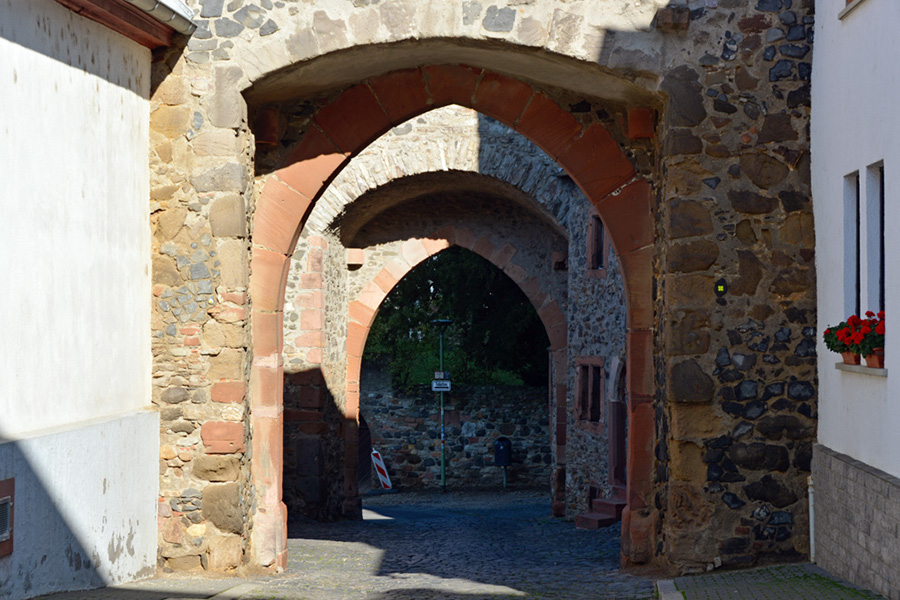 42 Burg; Gasse am Adolfsturm DSC_0059-k